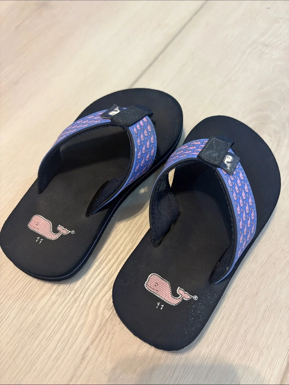 Vinyard Vines Kids Navy Flip-Flop Sandals with Pink Whale Print